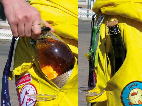 Kaksi kuvaa vierekkain. Toisessa Pommac-pullo ja toisessa Finna-kuohuvan pullo on keltaisten opiskelijahaalareiden taskussa